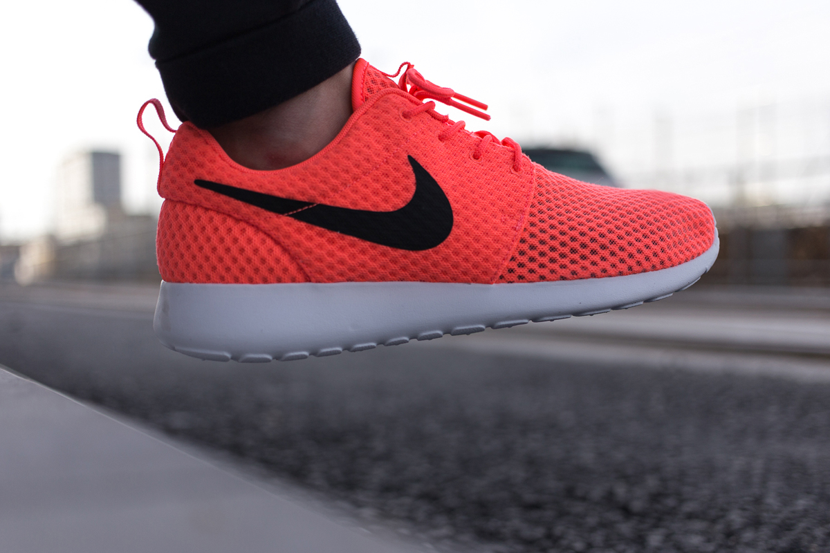 nike roshe one hot lava